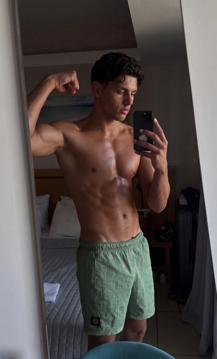 Delucarmn2's tweet photo. Would you drop my shorts down and please me?😏 https://t.co/LSWSgpEC93