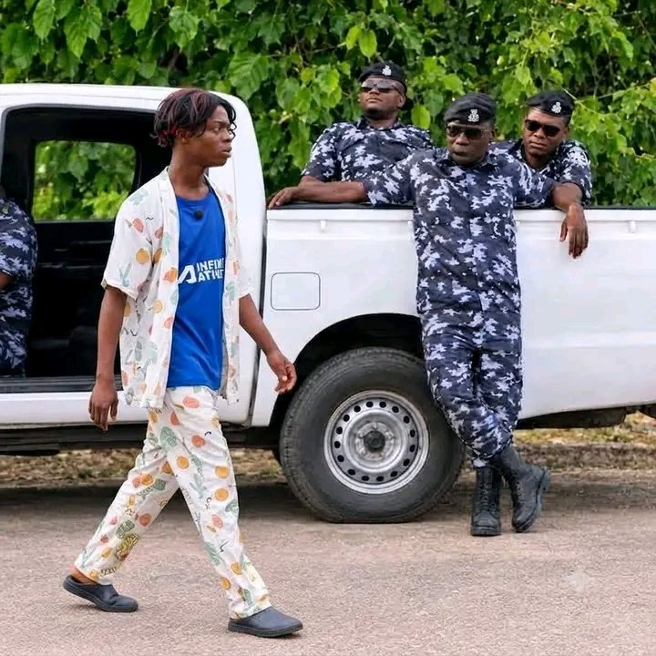 Ebuka399's tweet photo. Nigerian police and Nigerian girls has no difference, they are always looking for one sweet boy 😂🙄 https://t.co/CF5O85MijQ
