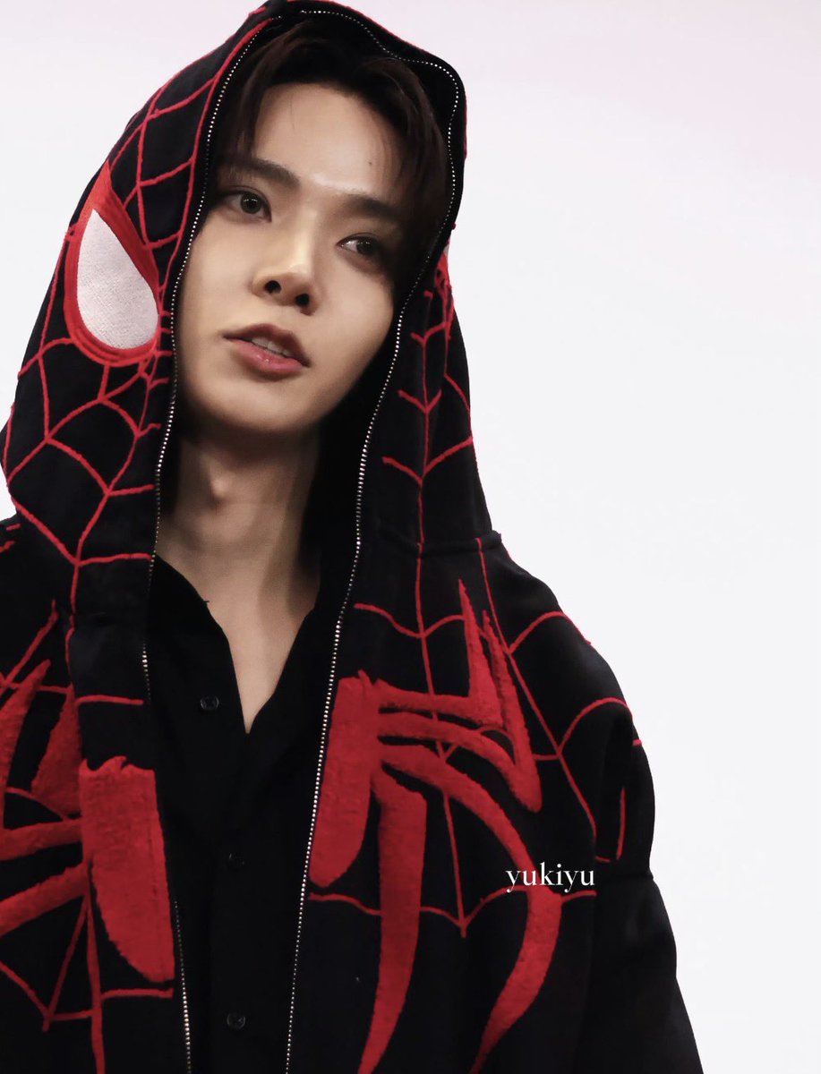 evaniesoo's tweet photo. oh my god he looks so unreal https://t.co/lm5VP7uID4