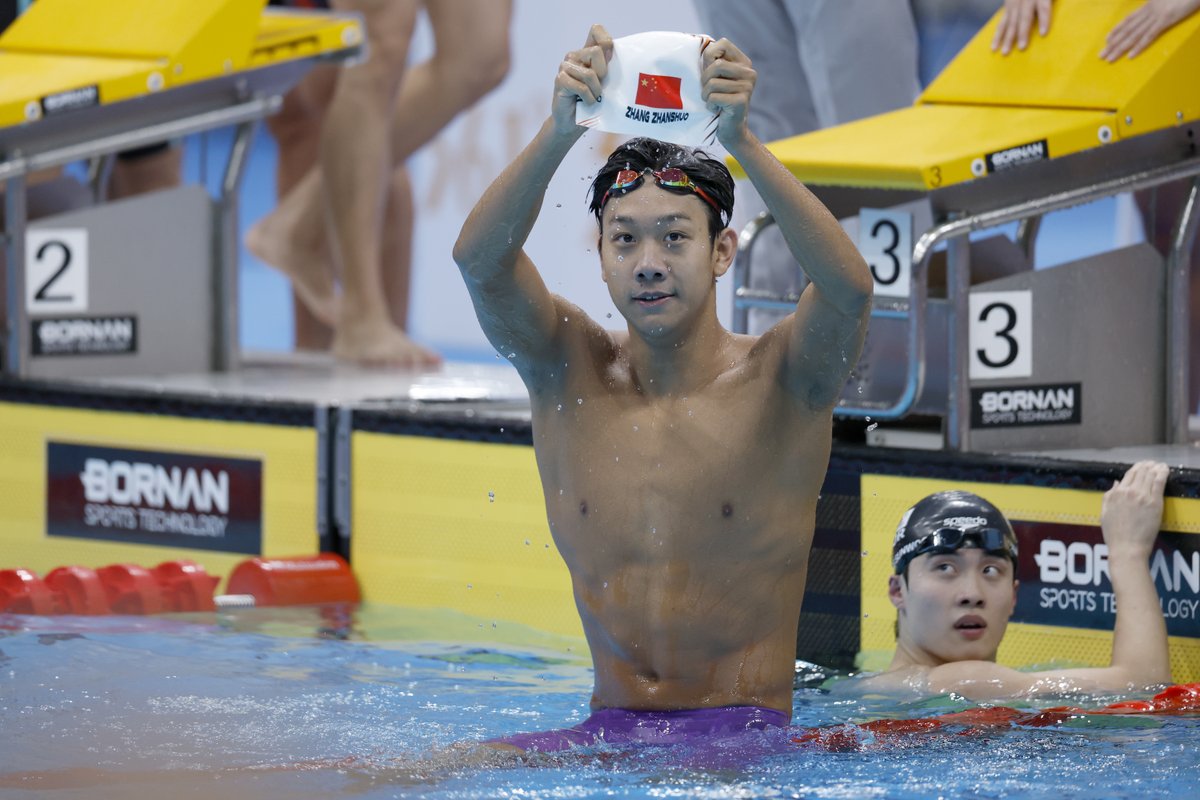 XHSports's tweet photo. China's 19-year-old Zhang Zhanshuo claimed his second gold medal of #AichiNagoya2026 by winning the men's 1,500m freestyle in 14:42.42. A day earlier, he anchored China's men's 4x200m freestyle relay to gold, producing a 1:42.92 split and overtaking Japan in the final 50m as China set an Asian record of 7:00.17.