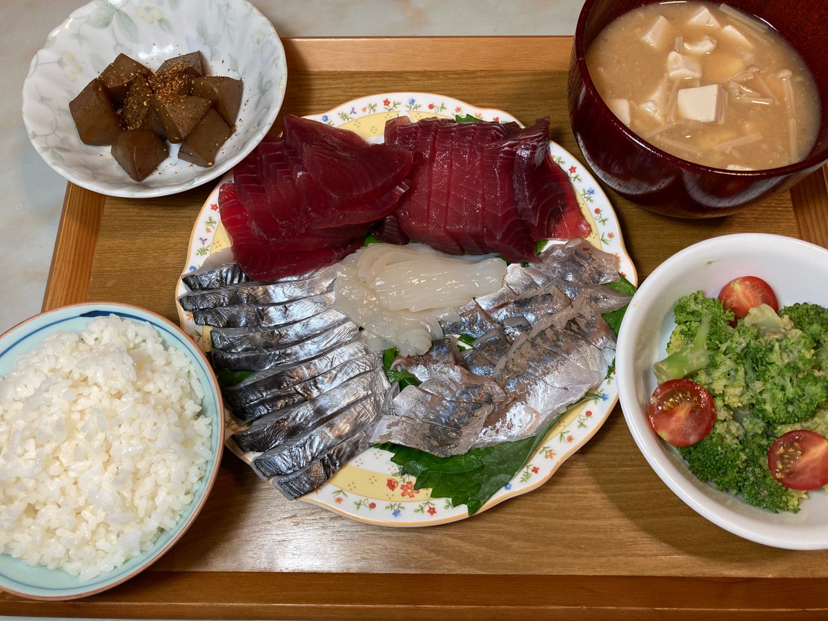 TeiAngeline's tweet photo. 本日の夕食❤
お刺身（生カツオ、サワラの昆布締め、アジ、ヤリイカ）、こんにゃくの煮物、ブロッコリーの胡麻和え、七分搗玄米、お味噌汁）☺️
枕崎産の生カツオは、とろける～🐟️（生活クラブ生協）
#おうちごはん #オーガニック #グルテンフリー
#Organic #JapaneseCuisine #HealthyFood https://t.co/Z4GX8swPCD