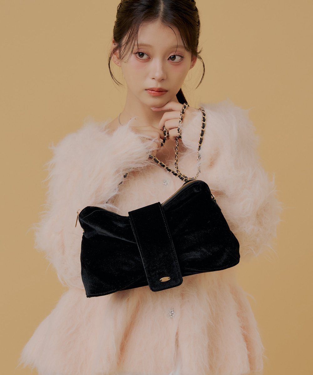 _chico_official's tweet photo. 大バズしたChicoのリボンバッグ、今なら全色再入荷してるよ♡
新色のベロア素材も仲間入り🥹 https://t.co/yYZrsGfJOd