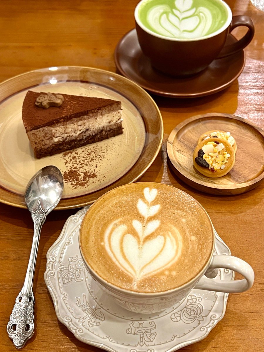 IstifianiF's tweet photo. Just found the coziest hidden gem cafe in downtown! Their truffle mushroom pasta is pure heaven—creamy, fragrant, and cooked to perfection. The warm latte paired with it made this rainy afternoon 10x better. 10/10 would come back tomorrow! https://t.co/opIOnaH0ED