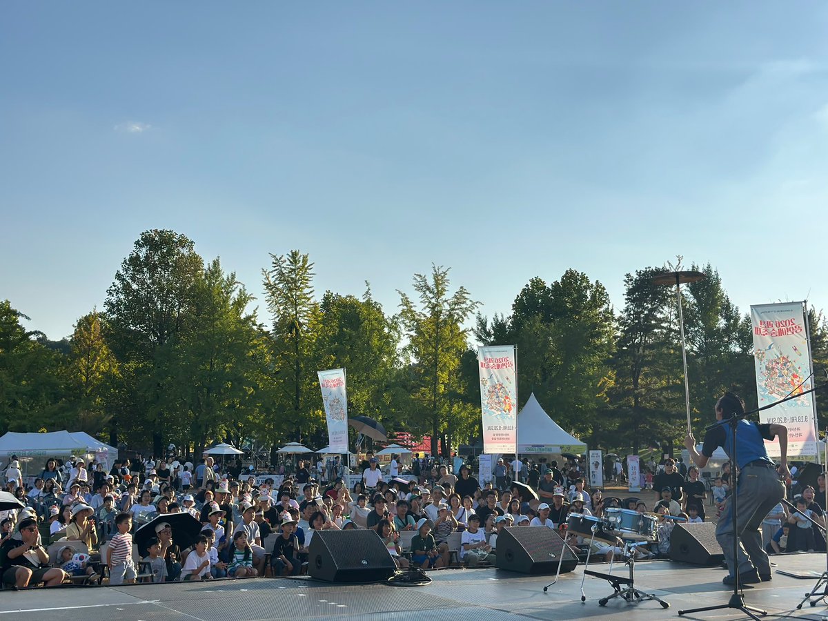 juggledrum_gaku's tweet photo. Gwacheon Performing Arts Festivalに出演しました！

イベント前々日の帰国便フライトで荷物を失くされ、急遽用意したスペアの道具とドラムをお借りして乗り込みました。
バタバタはしましたが、とても素晴らしいイベントで あっという間の3日間でした。

韓国大好きだー！またいつか https://t.co/O5jezNs7wT