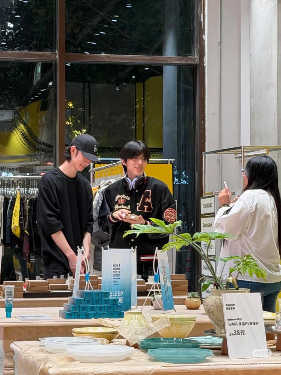 yue_and_yuan's tweet photo. Ahhh shopping together, how adorable 💙💜 https://t.co/AgxqEMcOeC