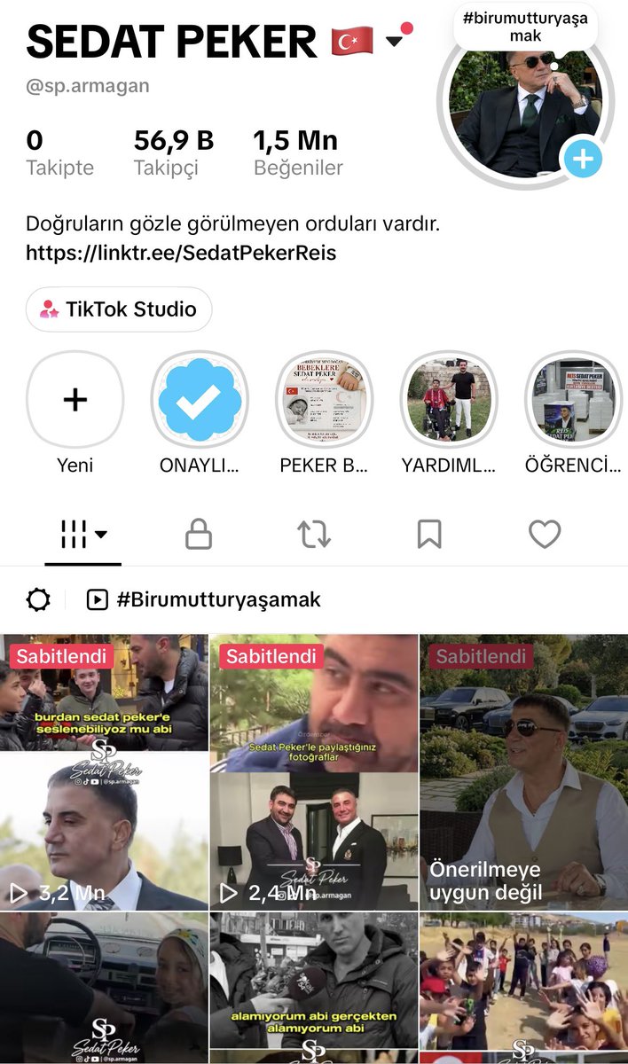 sparmagan's tweet photo. Saygıdeğer Reis’im,

Öncelikle selamlarımı iletir, ellerinizden öperim. Ben, fotoğrafta paylaştığım sayfanın sahibiyim. Yapmış olduğunuz hayırları ve iyilikleri toplumun hafızasında diri tutabilmek amacıyla paylaşıyorum. Her gün günümün belirli saatlerini bu işe ayırıyor, yapılan yardımları anlık olarak hikâyelerimizde paylaşıyor, ayrıca videolar ve çeşitli içerikler hazırlıyorum.

Allah sizlerden razı olsun reisim.Milyonlarca insanın sizlere olan sevgisini ve dualarını yorumlarda görmek bizleri gerçekten gururlandırıyor.

Ben de bugün dara düşmüş, zor zamanlardan geçen bir kardeşinizim. Bu nedenle şahsınıza bir destek talebinde bulundum. Takdir elbette sizlerindir. Maddi anlamda destek olmanız mümkün olmasa dahi, sizlere olan bağlılığım, sevgim ve sadakatim asla değişmeyecektir. İçinde bulunduğum bu zor günlerin de elbette bir şekilde aşılacağına inanıyorum.

Fakat Reis’im, sizden bir kardeşlik nişanesi olarak küçük bir tesbih istemek isterim. Ömrümün sonuna kadar büyük bir gururla saklayacağım, zor zamanlarımda bana güç ve motivasyon verecek bir hatıra olacaktır.

Maddi destek talebim uygun görülmese dahi, böyle bir kardeşlik nişanesinin benim için çok kıymetli ve onur verici olacağını bilmenizi isterim.

Allah sizleri başımızdan eksik etmesin. Rabbim yaptığınız tüm hayırları kabul eylesin. Sizlerin vesilesiyle yapılan tüm hayırlar ve iyilikler, rahmetli annesi Meryem Peker’in ruhuna hediye olsun. Rabbim yapılan her hayrı kabul eylesin, mekânını cennet eylesin. 🤲🏻

@sedat_peker @hizirreis999 

#sedatpeker 
#birumutturyaşamak