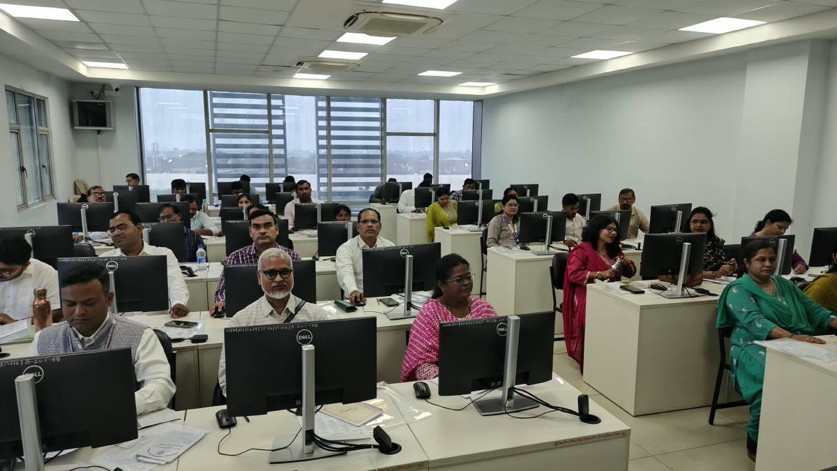 psscive_bhopal's tweet photo. The programme focuses on strengthening master trainers' capacity to integrate AI and emerging digital technologies into teaching-learning practices.
#PSSCIVE #NCERT #AIinEducation #DigitalTechnology #ArtificialIntelligence #SkillEducation https://t.co/jn92DPtFOw