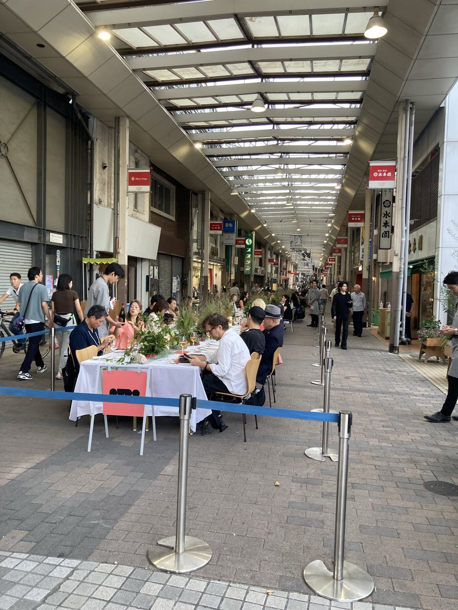 rarabis's tweet photo. 商店街でレストランをやっていた https://t.co/HzIVpD8vsc