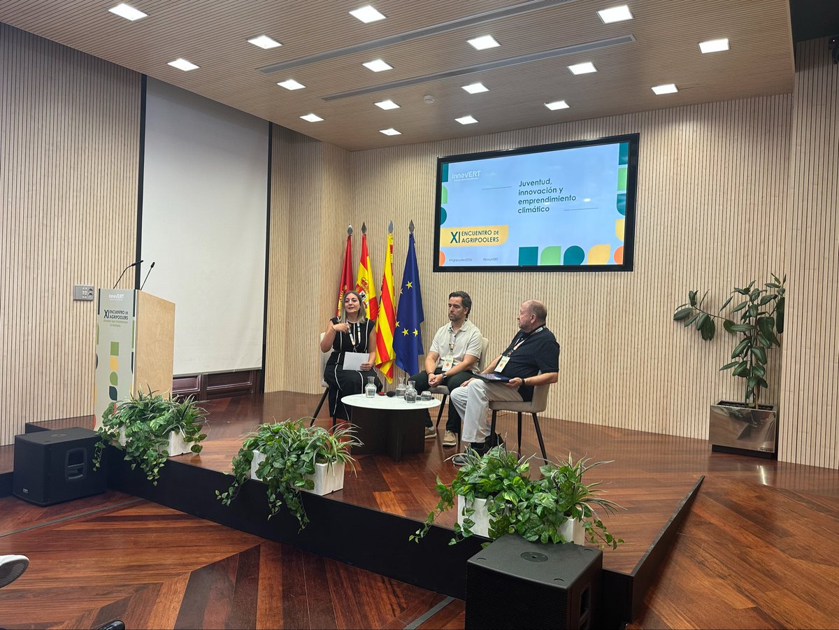 CODESPA's tweet photo. En #agripoolers2026 #InnoVERT hablamos de educación y juventud con Laura González de @JASPAIN Eduardo Buñuel, docente, y Antxon Vitoria, agripooler. ¿Cómo acercar a los jóvenes al emprendimiento sostenible? Menos teoría y más experiencias, trabajo en equipo y liderazgo. 🌱 https://t.co/O0j993CKMM
