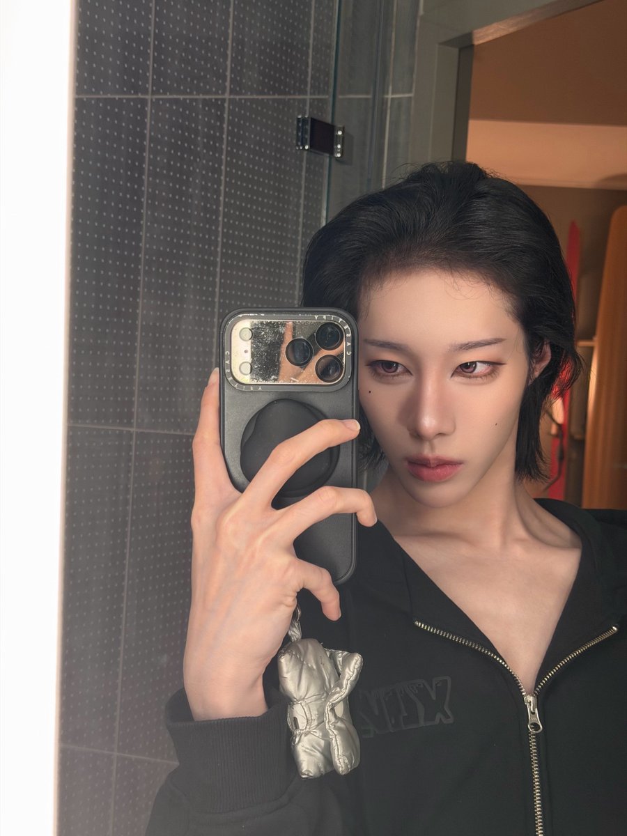 xlovglobal's tweet photo. 260922— rui b.stage update 📸

"🐈‍⬛v.s.🐕"

#XLOV #엑스러
#RUI #루이 https://t.co/vs1RxrHpby
