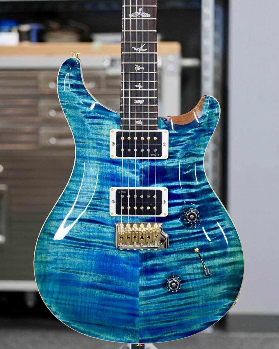 PRSGuitarsJapan's tweet photo. 【Wood Library Custom 24 // Laguna】

昨日紹介したMcCarty Tremに加え、元々Private Stockで展開されていたLagunaカラーを採用した、Wood Library Custom 24も現在好評発売中です✨

Top Wood: Curly Maple
Back Wood: Mahogany
Neck Wood: Curly Maple
Fingerboard Wood: Cocobolo
Hardware Color: Smoked Black
Inlay Material: Pink Heart
Pickups: DMO

COREモデルのCustom 24とは仕様が異なりますので、気になった方はお見逃しなく👍

#PRS #PRSJapan