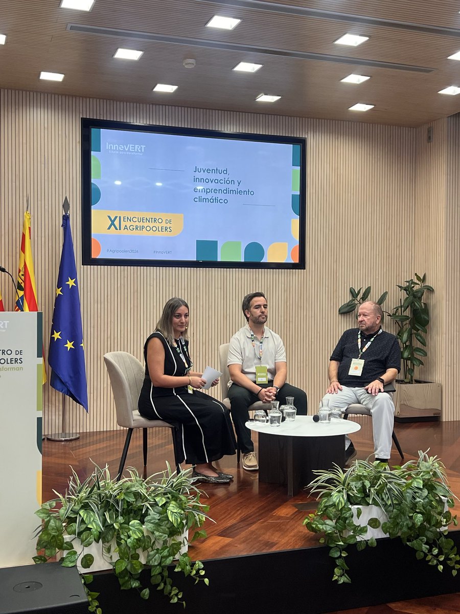 acodea_'s tweet photo. Laura González, dra. de operaciones de @JASPAIN en la mesa Juventud, innovación y emprendimiento climático. 

Eduardo Buñuel, docente, y Antxon Viloria, agripooler, nos cuentan sus experiencias con estudiantes para concienciar sobre el medio ambiente
#InnoVERT #Agripoolers2026 https://t.co/mU8m5QQfWN