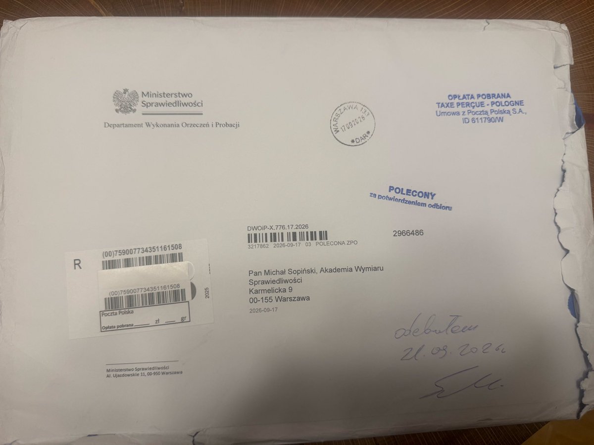 michalsopinski's tweet photo. Odebrałem bezprawną decyzję Ministra Sprawiedliwości. Po 11 dniach od siłowego przejęcia Akademii Wymiaru Sprawiedliwości. Oto standardy państwa prawa pod rządami koalicji 13 grudnia.

W dniu 21 września 2026 w siedzibie Akademii Wymiaru Sprawiedliwości - zgodnie z moim wnioskiem złożonym w Ministerstwie Sprawiedliwości - odebrałem i pokwitałem odbiór bezprawnej (wydanej z naruszeniem art. 66a ustawy o SW w zw. z art. 439 ust. 7 ustawy prawo o szkolnictwie wyższym i nauce - zgodnie z którymi odwołać mnie mógł jedynie Senat uczelni oraz ze złamaniem zabezpieczenia dokonanego przez TK) decyzji Ministra Sprawiedliwości w sprawie mojego odwołania. 

Ale co to oznacza? Otóż, skoro tę bezprawną decyzję odebrałem w dniu 21 września, to od dziś p.o. Rektora-Komendanta powinien być najstarszy senator dr Zbigniew Nowacki, prof. AWS. Zaś wszystkie wcześniejsze działania Pana Cudaka są bezprawne.

Oczywiście informuję że tę bezprawną decyzję zaskarżę teraz do Wojewódzkiego Sądu Administracyjnego!
