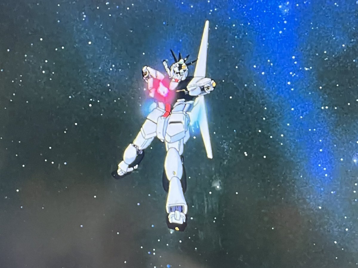 KUBOSHOUTEN's tweet photo. このアムロの戦闘スタイル描写は恐らく意図的な物で。

ネオジオン側の「ニュータイプ能力に固執する余り、逆に振り回されてる」描写の対になってる（その象徴がギュネイ）。

アムロは「ニュータイプ能力」に全く固執してなくて、それだからこそ「強い」という皮肉。 https://t.co/g4rbF1tkyN