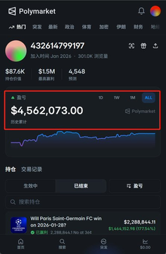 CassandraT6475's tweet photo. 一个中国留学生，搞了个小盒子，直接把人生改写了

盒子就一本书那么大，上面只有四个键：买、卖、确认、取消。顶部一个麦克风。

没屏幕，没键盘。靠语音和这四个键干活。

对着它说一句“扫一下英超盘口”，里头的 Claude Code 就开始分析，然后机器自己执行。

一年前，他还在 MIT 宿舍里，月租 2400，晚上泡面。 今天，这东西值 450 万美元。

Polymarket ID：432614799197。2026 年 1 月到现在，预测 4548 次，NFL、英超、法甲全覆盖。

最早只是一门机器人课作业。

教授给了 B+，评语是：“想法有意思，实用价值不大。” 8 个月后，这个“实用价值不大”的作业，赚了 450 万。

每天北京时间早上 6 点，他对着盒子说：“扫一下英超盘口。” Claude Code 对比亚洲博彩公司赔率和 Polymarket 价格，找差价。

盒子报一声：“富勒姆被低估了，46 美分，这窗口 2 小时内就会消失。” 他说“买，90 万”，按确认，然后去上课。差价抹平，机器自动卖。

核心就一个词：信息差。 亚洲博彩公司凌晨 3 点更新，Polymarket 早上 6 点才跟上。中间 3 小时，每晚都有。

美国人睡醒，价格已经正常；他在别人睡觉时，把这 3 小时捡走。

战绩： 
预测 4548 次 
持仓 360 万 
单笔最大盈利 146 万

主页在这，30 多万人围观： https://t.co/l4Zmh8uAMx

机器还在跑，人还在上课。 给 B+ 的教授，一年工资 14 万。他学生三天就能赚回来。