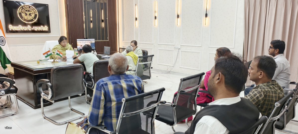 dmraebareli's tweet photo. कलेक्ट्रेट कार्यालय में जनसुनवाई के दौरान जनसामान्य की शिकायतों को सुनकर संबंधित अधिकारियों को समयबद्ध व गुणवत्तापूर्ण निस्तारण सुनिश्चित करने के निर्देश दिए।
@UPGovt @CMOfficeUP @ChiefSecyUP @InfoDeptUP https://t.co/iDTTftNnvb