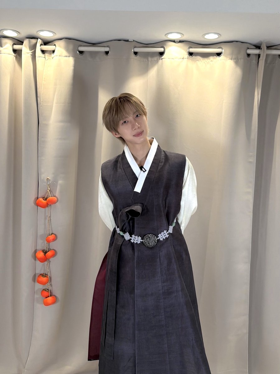 official_HUI's tweet photo. [📸]

유니버스 마음에 행복이 가득 차오르길 바라요❣︎
풍성한 한가위 보내세요🌕

#후이 #HUI https://t.co/Zasku5JDCI