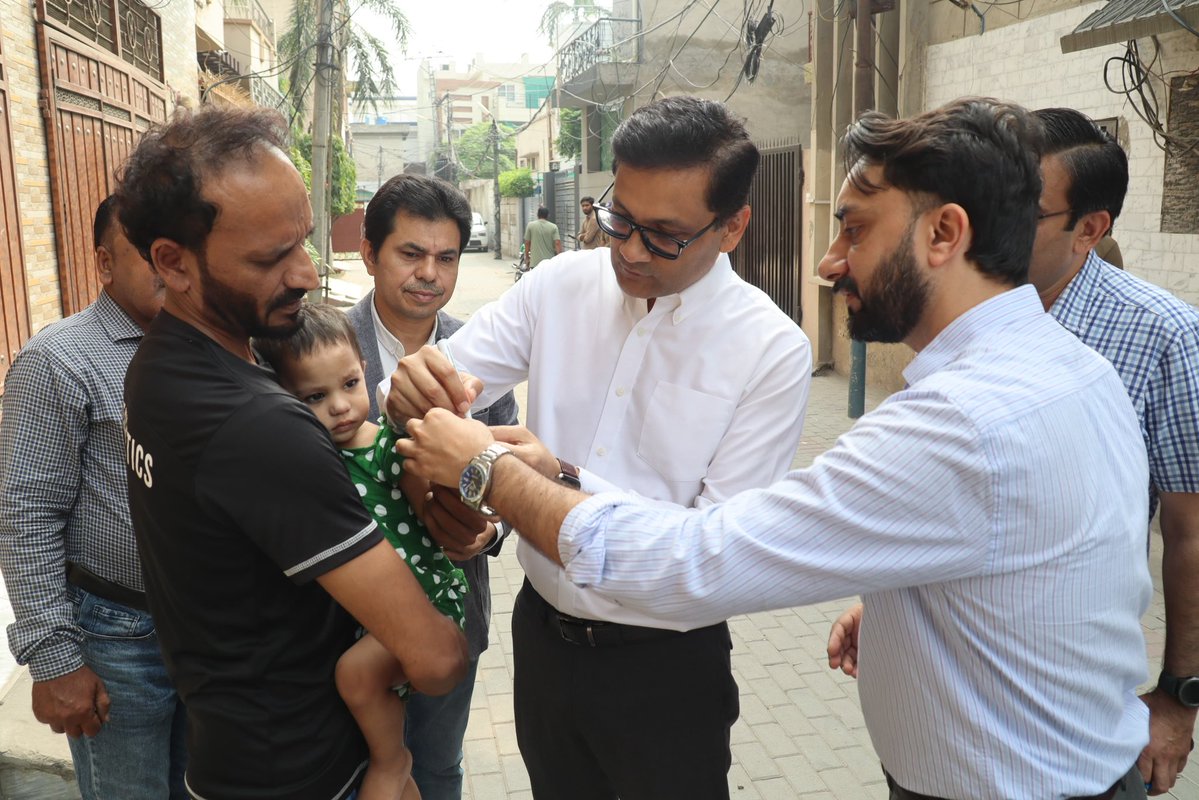 commissionerlhr's tweet photo. Commissioner Lahore Division,Nauman Yousuf,today visited different areas of Lahore regarding ongoing Anti Polio vaccination Campaign in Lahore.He visited polio center n homes to check performance of field workers.He marked the vaccinated child n checked tagging by teams on doors.

@MaryamNSharif @GovtofPunjabPK @Marriyum_A @AzmaBokhariPMLN @CS_Punjab