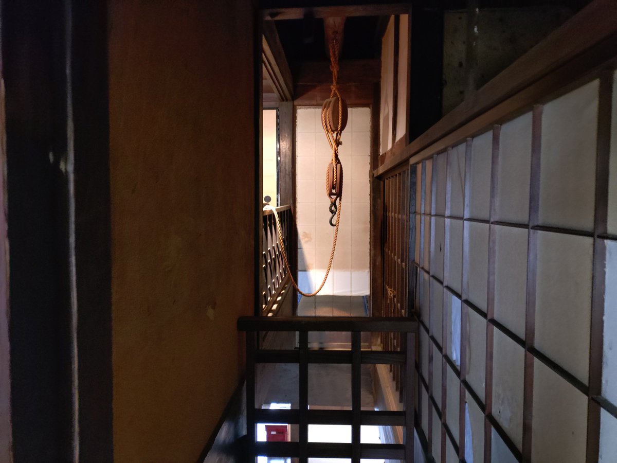 travelliveing's tweet photo. 駅舎分断を眺めてたりしたら10時過ぎ
伊万里市陶器商家資料館へ
輸出の面の役割も大きく有田で焼いた焼き物をここから出荷してた事もあったらしい
この建物はその時に利用されてた物
一部が吹き抜けで2階でも荷を見るための滑車もある
4枚目の写真はお茶の炉で接待に使われてたとか
#西九州を巡る旅 https://t.co/rCgVaqFzo6