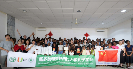 DGAfrica_MFA's tweet photo. The first #YouthSummerCamp on #ChineseLanguage, #MartialArts, and #TraditionalChineseMedicine wrapped up at the University of #SãoToméAndPríncipe's #ConfuciusInstitute, with over 100 participants. Students performed songs, martial arts, and first-aid demonstrations.
A lively example of people-to-people exchange during the China-Africa Year of People-to-People Exchanges.