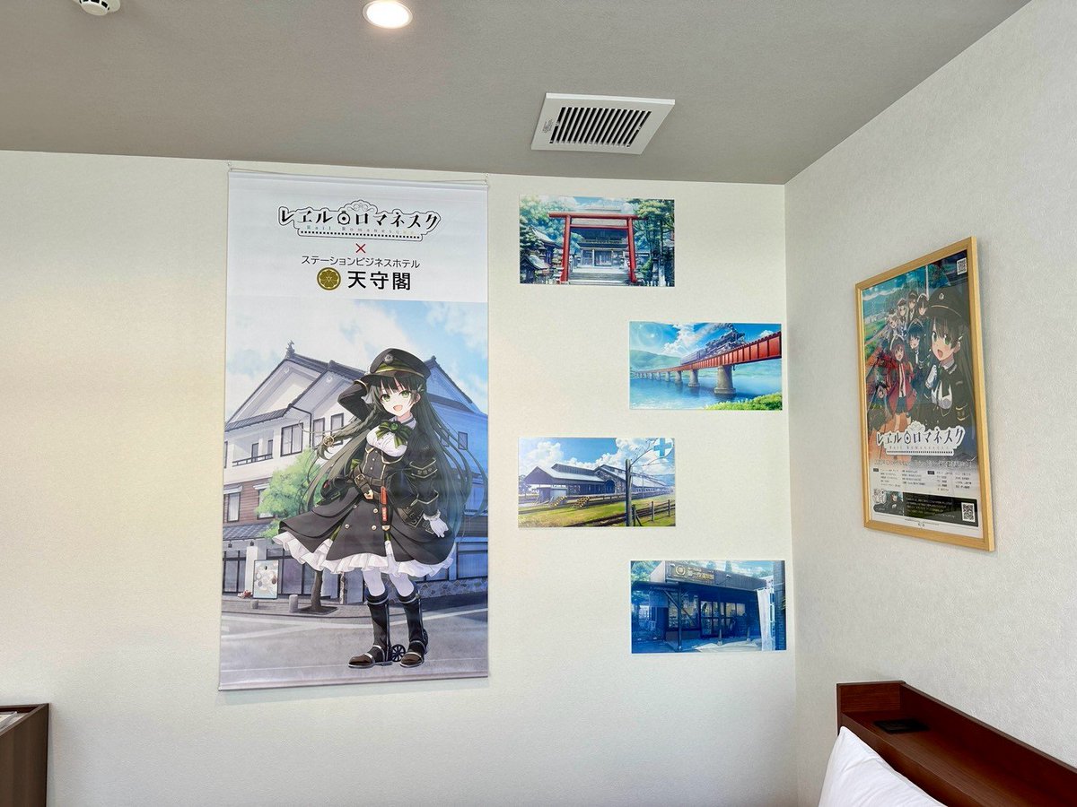 tenshukaku1898's tweet photo. TVアニメ『#レヱル・ロマネスク』 #ビジネスホテル天守閣 コラボルーム。本日は、客室のご紹介です。大型タペストリーやミニパネル、ヘッドマーク型パネルなど描き下ろしすずしろちゃんがいっぱい。作品の背景画などもたっぷりディスプレイしました。さらには等身大パネルも準備中です。 https://t.co/Rb4RavgN9B