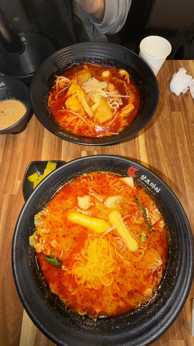 4342S2's tweet photo. 공강시간 알차게 활용하는 방법 🤓☝🏻(혈스 맞고 쿨쿨띠 한다음에 맑은 정신으로 다음 수업 듣기) https://t.co/rcrjjpnZ19