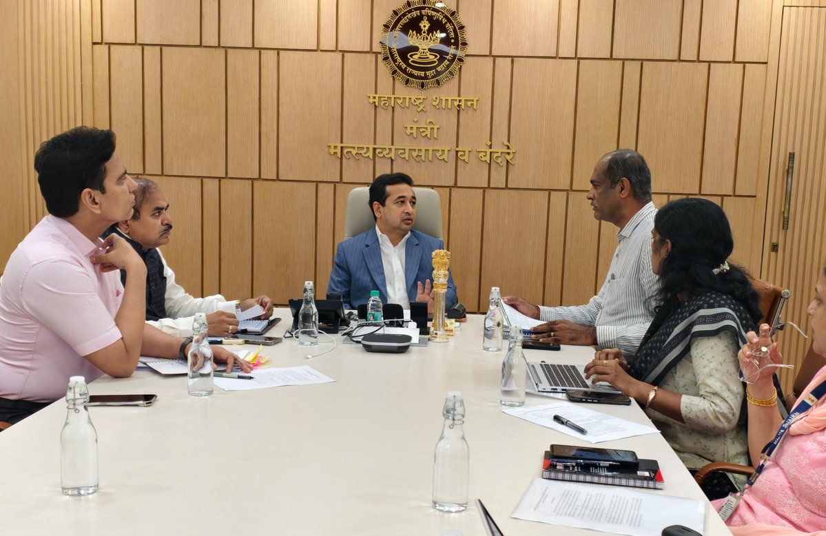 NiteshNRane's tweet photo. मुख्यमंत्री मत्स्यसंपदा योजनेसाठी आवश्यक असलेल्या ऑनलाइन पोर्टलच्या सद्यस्थितीचा तसेच या प्रक्रियेमुळे निर्माण होणाऱ्या विलंबाचा आज मंत्रालयातील माझ्या दालनात बैठक घेऊन आढावा घेतला.

राज्यात मुख्यमंत्री मत्स्यसंपदा योजना प्रभावीपणे आणि वेगाने राबविण्यासाठी ऑनलाइन प्रणालीची प्रक्रिया पूर्ण होईपर्यंत आवश्यकतेनुसार ऑफलाइन पद्धतीने प्रस्ताव स्वीकारून कार्यवाही करण्याचे निर्देश अधिकाऱ्यांना दिले.

मुख्यमंत्री मत्स्यसंपदा योजना लागू झाल्यापासून आतापर्यंत प्राप्त झालेल्या एकूण प्रस्तावांचा आढावा घेऊन त्यानुसार कार्यवाही करण्याच्या सूचनाही यावेळी संबंधितांना दिल्या. 

या योजनेची प्रभावी अंमलबजावणी सुनिश्चित करण्यासाठी मी स्वतः प्रत्येक जिल्ह्याचा दौरा करून योजनेच्या प्रगतीचा आढावा घेणार आहे. मत्स्य व्यवसायाशी संबंधित नागरिक, मच्छीमार आणि लाभार्थ्यांना योजनेचा प्रत्यक्ष लाभ मिळवून देण्यासाठी प्रशासनाने गतिमानतेने काम करावे, असे निर्देश बैठकीत दिले.

बैठकीस मत्स्यव्यवसाय विभागाचे सचिव एन.रामास्वामी, मत्स्यआयुक्त भानुदास पालवे, महाआयटीच्या व्यवस्थापकीय संचालक श्रीमती भुवनेश्वरी तसेच संबंधित अधिकारी उपस्थित होते.

@CMOMaharashtra @Dev_Fadnavis @fisheriesgom #मुख्यमंत्री_मत्स्यसंपदा #महाराष्ट्र
