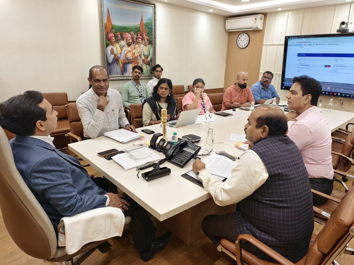 NiteshNRane's tweet photo. मुख्यमंत्री मत्स्यसंपदा योजनेसाठी आवश्यक असलेल्या ऑनलाइन पोर्टलच्या सद्यस्थितीचा तसेच या प्रक्रियेमुळे निर्माण होणाऱ्या विलंबाचा आज मंत्रालयातील माझ्या दालनात बैठक घेऊन आढावा घेतला.

राज्यात मुख्यमंत्री मत्स्यसंपदा योजना प्रभावीपणे आणि वेगाने राबविण्यासाठी ऑनलाइन प्रणालीची प्रक्रिया पूर्ण होईपर्यंत आवश्यकतेनुसार ऑफलाइन पद्धतीने प्रस्ताव स्वीकारून कार्यवाही करण्याचे निर्देश अधिकाऱ्यांना दिले.

मुख्यमंत्री मत्स्यसंपदा योजना लागू झाल्यापासून आतापर्यंत प्राप्त झालेल्या एकूण प्रस्तावांचा आढावा घेऊन त्यानुसार कार्यवाही करण्याच्या सूचनाही यावेळी संबंधितांना दिल्या. 

या योजनेची प्रभावी अंमलबजावणी सुनिश्चित करण्यासाठी मी स्वतः प्रत्येक जिल्ह्याचा दौरा करून योजनेच्या प्रगतीचा आढावा घेणार आहे. मत्स्य व्यवसायाशी संबंधित नागरिक, मच्छीमार आणि लाभार्थ्यांना योजनेचा प्रत्यक्ष लाभ मिळवून देण्यासाठी प्रशासनाने गतिमानतेने काम करावे, असे निर्देश बैठकीत दिले.

बैठकीस मत्स्यव्यवसाय विभागाचे सचिव एन.रामास्वामी, मत्स्यआयुक्त भानुदास पालवे, महाआयटीच्या व्यवस्थापकीय संचालक श्रीमती भुवनेश्वरी तसेच संबंधित अधिकारी उपस्थित होते.

@CMOMaharashtra @Dev_Fadnavis @fisheriesgom #मुख्यमंत्री_मत्स्यसंपदा #महाराष्ट्र