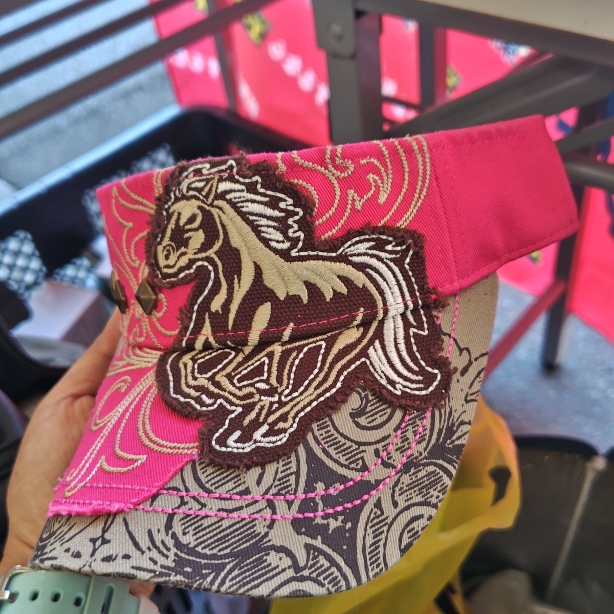 pearlsawake's tweet photo. 笠松競馬の大吉マカロングッズの売店で、素敵なサンバイザー見つけて衝動買い。
めちゃくちゃ可愛い。ギャルなピンクなのもツボ。スタッズとか刺繍とかリメイクっぽいデザインも、全部ツボ。
走るのにサンバイザー欲しかったからマジで実質0円w
悩んだポーチを買わずに帰ったの大後悔中。

#笠松競馬 https://t.co/aOc3GjYmDd