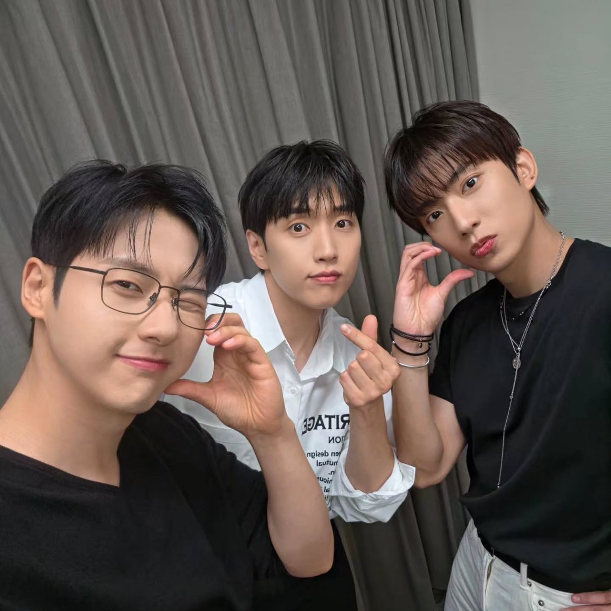 celeb_wish_list's tweet photo. ❏ WHO : #B1A4 #비원에이포 #신우
❏ WHERE : B1A4 THE 9TH MINI ALBUM SET 이벤트, B1A4 공식 인스타그램
❏ BRAND : #BENIKPROJECT #비니크프로젝트
❏ ITEM : LUE C1
❏ 출처 : 팬X CNU616_FYK, B1A4 공식 인스타그램 https://t.co/l46QkJIEb5