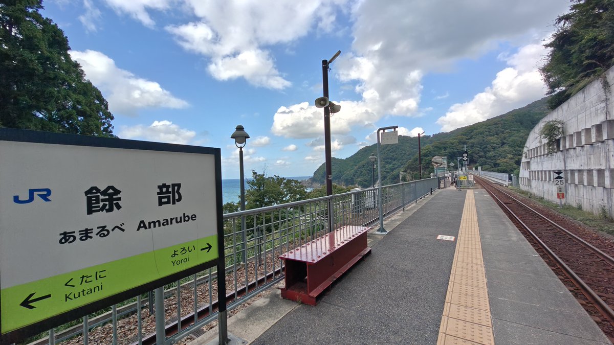 Ronwey_DQwalker's tweet photo. 余部鉄橋空の駅を訪問して但馬の牛のステーキを入手！
旧余部鉄橋は約100年使われた後、現在のコンクリート橋梁に掛け替えられたそうな。空の駅と言われるだけあって眺めは絶景！旧線路にも入ることが出来て線路を歩く体験も出来ました🚶
#ドラクエウォーク https://t.co/4cxV1nGWzi