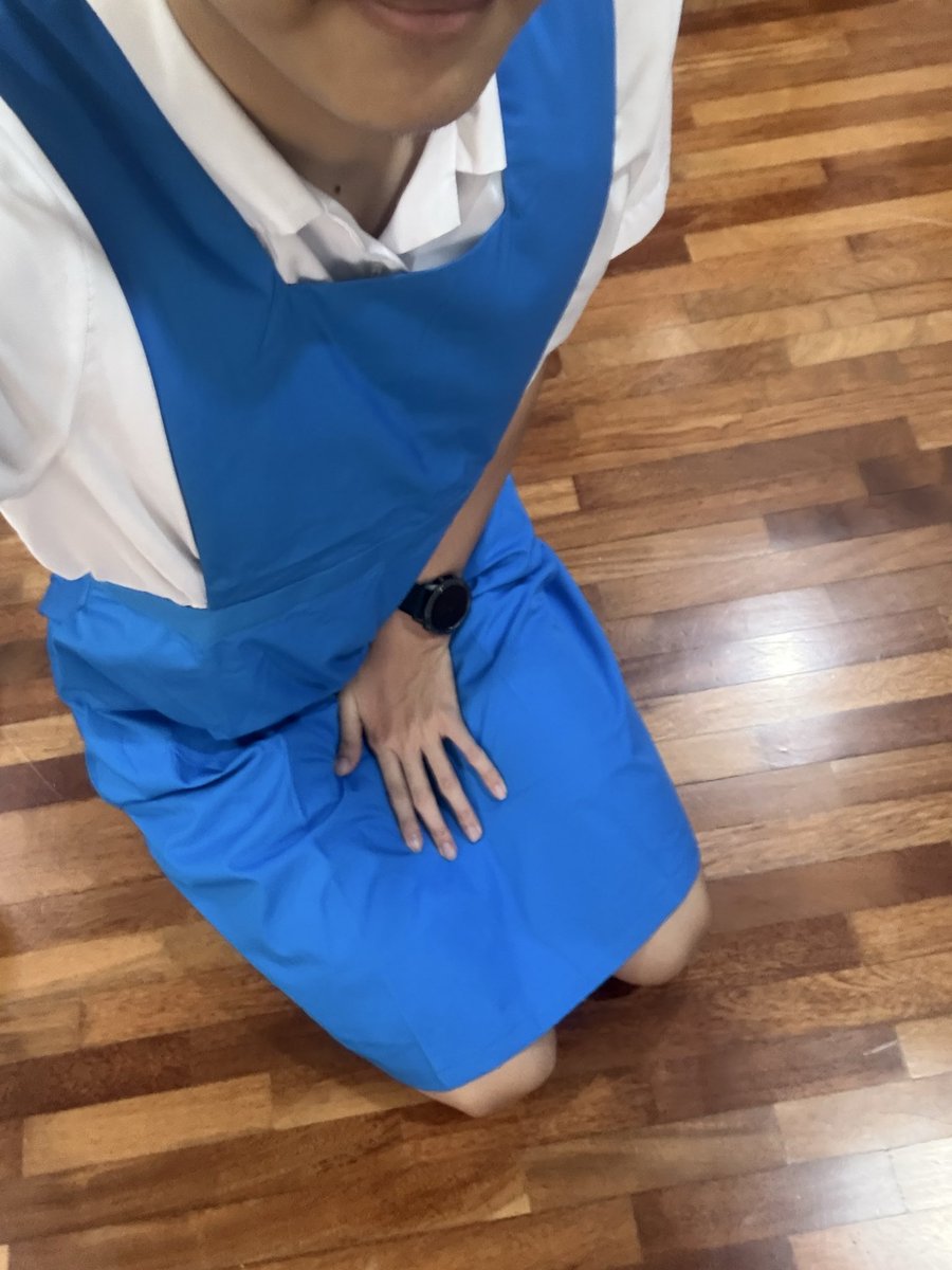 WeiXing22's tweet photo. 买了新校服，好看吗？
好像少了什么东西～
大家喜欢有缝校徽的还是没有的校服
#马来西亚校服 #校服 https://t.co/ce8dO73EED