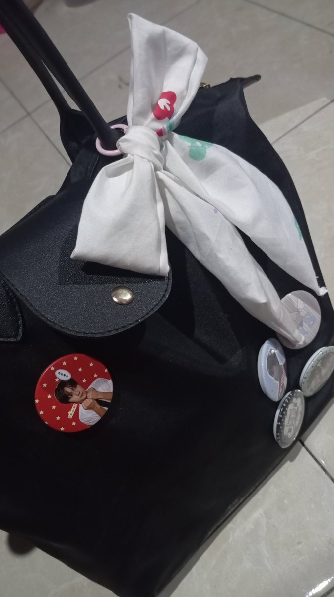 neobarbiee's tweet photo. temenku ngeliat pin riku trs nanya "ini siapa din? yi sunsin ya" kata aku "bukann, ini riku" 
trs seperkian detik baru sabar "LAH YI SUNSIN KAN HERO ML BJIR" 😭😭😭
dia dengan menyebalkannya bilang "sengaja ngetes nadin hero ml"
tp kaya kocak bgt tiba" yi sunsin😭😭😭 https://t.co/idPZtBlXQc