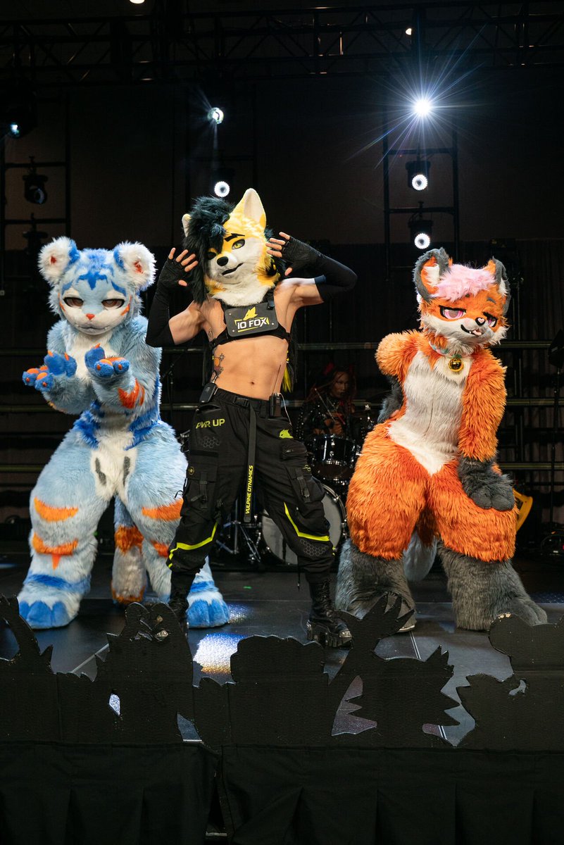 KailiFurry's tweet photo. 카일리는 Anthro SoCal 2026에서 정말 바쁘게 지냈어요!

스태프 식사 담당도 하고, 랜덤 플레이 댄스 진행도 하고, IO Fox 공연에서는 댄서로도 참여했어요. 정말 재미있었지만 너무 바빠서 이제 완전 녹초가 됐네요 ㅋㅋㅋ

그리고 내일은 드디어 한국으로 출국해요! 🇰🇷✈️ https://t.co/t0Ze7khi6K