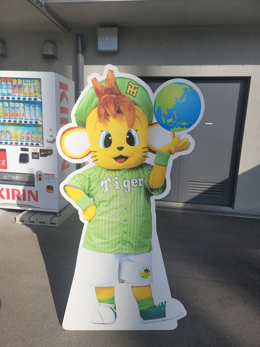 seren0623's tweet photo. 近所でイベントやってたから妹についてきた🚲︎ 
妹の知人のお知り合いのお店でジュースと鯖サンドに焼き鳥をゲット。
コールドジュース美味しかった🍊
イベントは明日まで～
 
#amaサラダ
#コールドジュース
#あまトラフェス
#日鉄鋼板SLGスタジアム尼崎
#小田南公園野球場 https://t.co/bhw2VVrvhy
