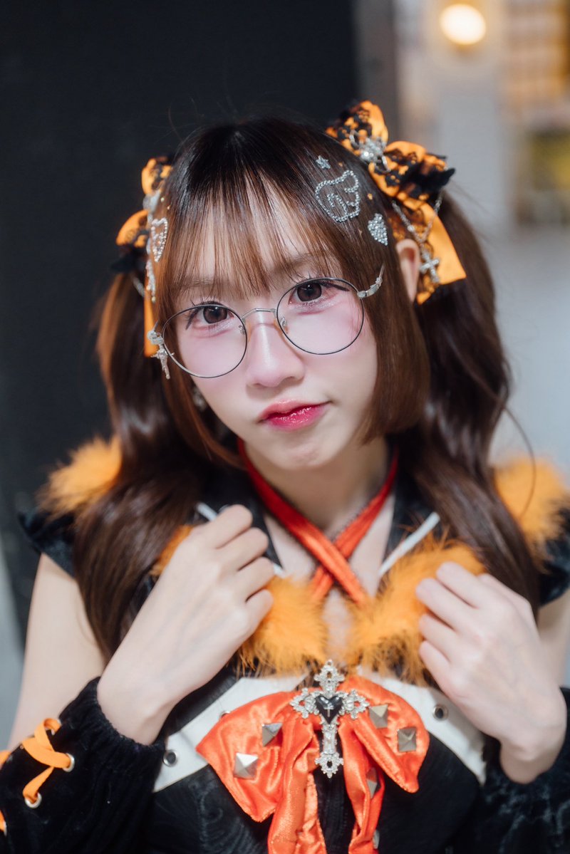 Claire_Angevil's tweet photo. ช่วงนี้มีพี่ๆใหม่ๆ เข้ามารู้จักน้องแคร์เยอะขึ้นเลยย 🥺🧡
เรามาทำความรู้จักกันให้มากขึ้นดีกว่าาา!
หรือสำหรับคนที่รู้จักกันอยู่แล้ว บางข้อนี้อาจจะยังไม่เคยรู้ก็ได้นะอิอิ 👀

10 facts about me! 🍊
1. ตอนนี้เป็นไอดอลอยู่วงANGeVIL 🪽🖤 สีประจำตัวคือสีส้ม! มีงานทุกเสาร์-อาทิตย์เลย และชอบกินส้มด้วยย แต่ชอบสีชมพูที่สุด55555
2. รักแมวทุกตัวบนโลกก🐱และเลี้ยงแมวอยู่1ตัวชื่อsnow แง้วขาวว
3. ผมรักsanrio kuromi ที่สุดกิ๊บเต็มบ้านเต็มเมือง
4. เป็นISFP คับ แต่ตัวข้างหลังชอบเปลี่ยน ไม่Pก็J 55555
5. แอบถนัดเต้นมากกว่าร้องเพลงง่ะ แต่ช่วงนี้เริ่มมีความมั่นใจด้านการร้องมาขึ้นแล้วละ!
6. เคยเรียนบัลเลต์ด้วยนะ แต่ไม่ได้เรียนต่อเพราะข้อเท้าพลิก กระดูกไม่ค่อยดี55555 เรียนตั้งแต่อนุบาล2จนถึงม.1แน่ะ
7. ชอบกินแซลมอน หมาล่า ชาองุ่น ช็อกโกแลตที่สุ้ดดด 🍣
8. สูง168 ตอนเด็กอยากสูงเท่านี้แล้วหยุดเท่านี้จริง5555
9. ไม่ชอบตื่นเช้าเลย เป็นnight person แต่อยากปรับเวลาเป็นคนตื่น6โมงเช้าได้บ้างงง☀️
10. ชอบตัวเองตอนใส่แว่น เพราะไม่มั่นใจตอนตัวเองถอดแว่นเลยอาจจะเพราะติดใส่แว่นมาตั้งแต่เด็กๆ 
11. แถม ชอบเล่นเครื่องเล่นหวาดเสียว รถไฟเหาะ ตกตึก ไวกิ้งนั่งหลังสุด อะไรได้หมด แต่ไม่ชอบนั่งชิงช้าสวรรค์กลัว555555 มันโล่งๆเหมือนจะตกได้ตลอดเวลา😭

อ่านจบถึงตรงนี้แล้วรู้จักน้องแคร์มากขึ้นรึยังงง~~ 
เปิดให้Q&Aด้วยงับ ถามมาได้เยยยย

#ANGeVIL #エンジェビル #Clairemeowyy