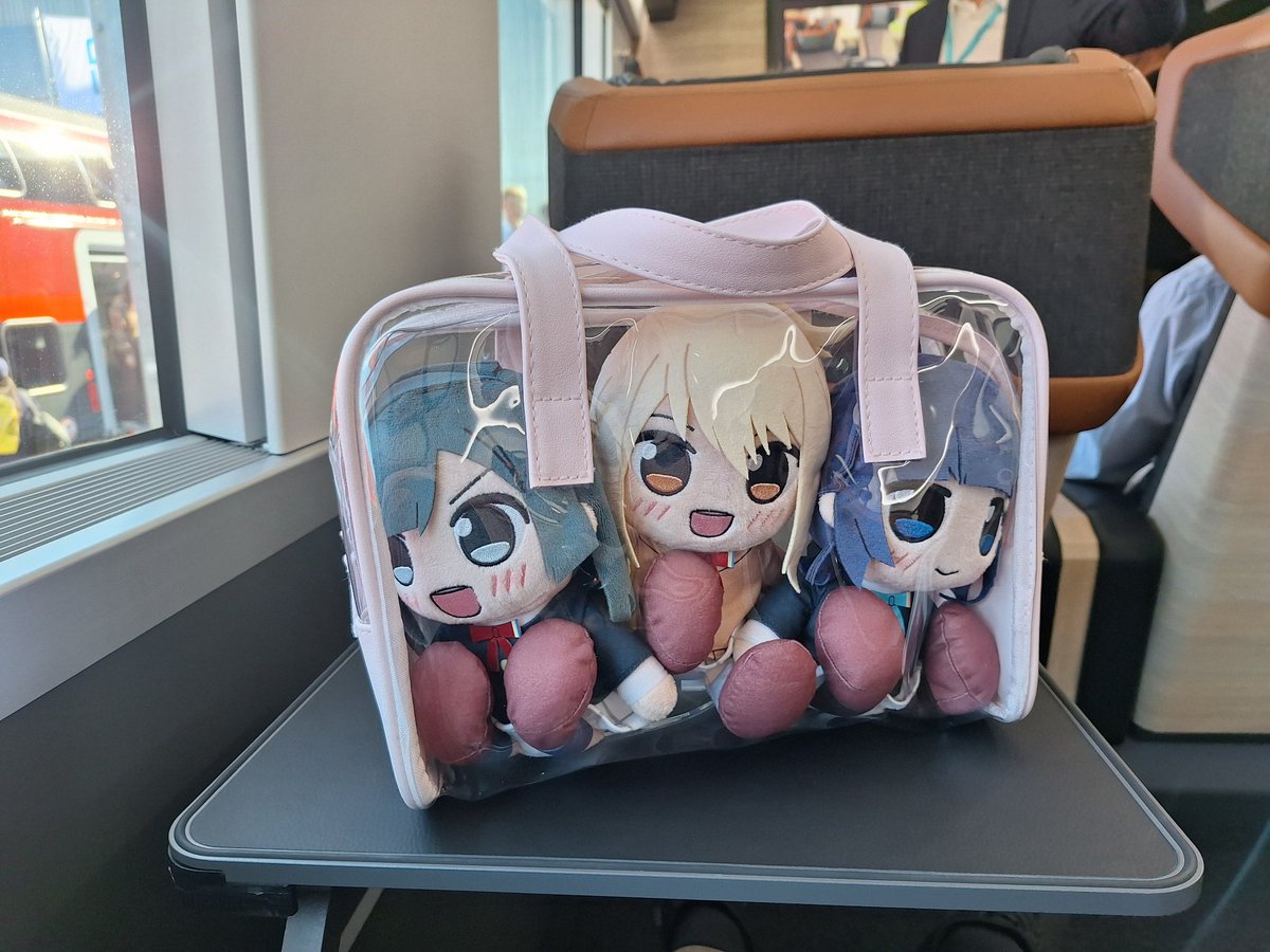 anonstableplush's tweet photo. insane lie flat seats! https://t.co/mZtRyLBwOp