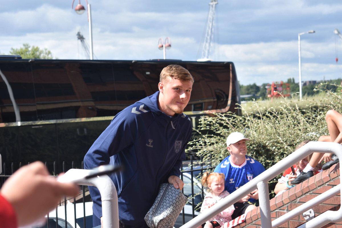 ALS_Fanzine's tweet photo. BORN ON THIS DAY: DAN BALLARD

Happy 27th birthday to Sunderland defender Dan Ballard, who signed in summer 2022 and has had countless memorable moments at the club - most notably, THAT header vs Coventry!

Dan came through Arsenal’s youth ranks but never played a game for their senior team, instead making a name for himself through various EFL loan spells. After a brief stint at Swindon, he went on loan to Blackpool in 2020/21 where he won promotion from League One (alongside Elliot Embleton).

With a promotion under his belt, Ballard then joined Millwall on loan. Looking at his physique he’s the perfect Millwall defender - absolutely massive and just willing to win headers all day long. He became a real fan favourite at The Den, and Millwall fans were gutted when we pipped them to his permanent signing.

We signed him from the Gunners on a three-year contract, and Arsenal fans were actually disappointed because they believed Ballard had a future as a Premier League centre-half. He made his debut for us in the first game of the season against Coventry and did start well until sustaining an injury at home to QPR in early August (the game where their keeper scored).

That injury kept him out for a long chunk of the season (19 games) but came back against Hull in December 2022 and slipped straight back into the starting XI. He would be an unsung hero for us at the back, forming a formidable partnership with Danny Batth, but sadly missed our play-off run-in due to a hamstring injury. Of course, that left us exposed against Luton with one of the smallest backlines the EFL has ever seen - Hume, O’Nien and Gooch in a back three.

He has solidified himself as one of Northern Ireland's best players, alongside Trai Hume, and the pair have both worn their country's captains armband at various points. Big Dan earned himself a spot in Sunderland's history books during the 2024/25 play-offs. In the first leg (Coventry away), he hadn't started the last 12 games but played from the start in such a high-pressure match. He was monumental, some described him as a modern-day Charlie Hurley, heading balls away and throwing his body on the line. A complete warrior, he was named a clear Man of the Match despite Isidor and Mayenda both getting on the scoresheet.

If that wasn't enough, he followed it up with a similarly monstrous performance in our home leg. Of course, this performance was capped off with his famous header, literally the last moment of the game. Til The End: 121:59. The greatest goal the SoL has ever seen? Possibly.

Those two semi-finals, plus his display in the Wembley final against Sheffield United, is said to be the best string of three games ever played by a Sunderland player.

Dan started off his Premier League life with a flyer, scoring a header and keeping a clean sheet in another stellar performance for our first game back in the top flight. It was a superb season for Dan, playing a big part in our back line through AFCON and delivering in front of goal in a classic against the club that let him go, Arsenal. The season was finished off perfectly - even though Ballard was suspended, he played a vital role for us to claim European football.

Ballard has had a monumental couple of seasons and as fans we will hope for more memorable moments in a Sunderland shirt. Happy birthday Dan, all the best!