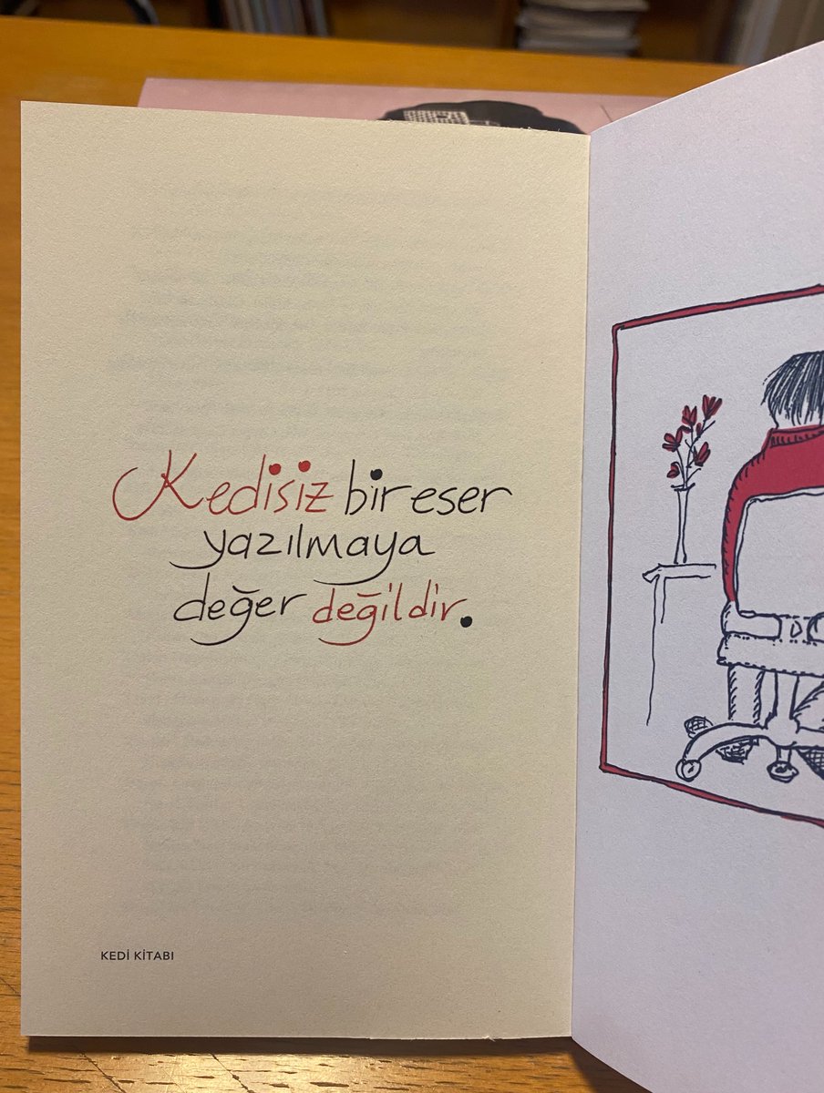 Metiskitap's tweet photo. Siyah-beyaz bir kedi
mayıs çimlerinde kuyruğunu sallıyor,
göbeğini açmış güneşe
şebboylar arasında.
Çinli bir şair okuyorum
adı Canının İstediğini Yapan İhtiyar.
Kediyse kırlangıçların
yazısını görüyor
beyaz gökyüzünde.
Canının istediğini yapan iki ihtiyarız
bu bahçede. Ben yazıyorum işte,
kediyse
uyukluyor.
Hangimizin şiiri bu şiir?

#ursulakleguin
#kedikitabı

Çeviri: Özde Duygu Gürkan
Şiir Çevirileri: Bülent Somay, Ezgi Keskinsoy
🔗 https://t.co/1EpFXc7lRQ