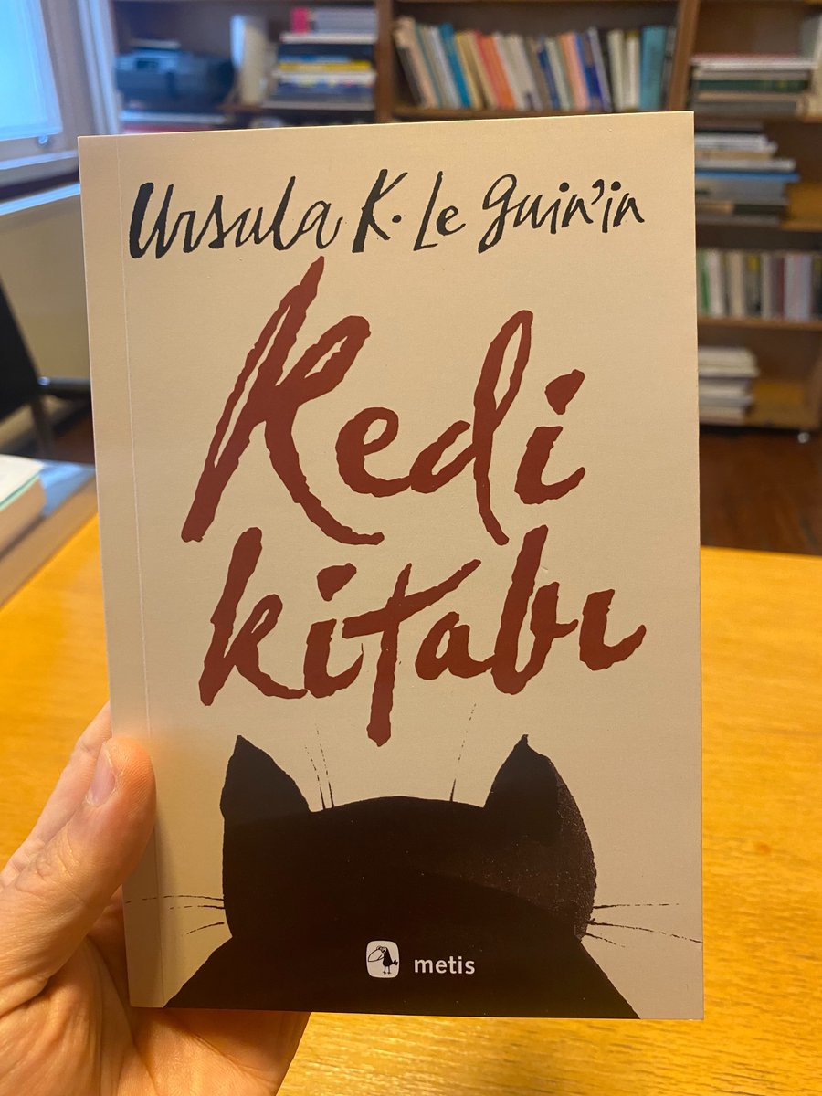 Metiskitap's tweet photo. Siyah-beyaz bir kedi
mayıs çimlerinde kuyruğunu sallıyor,
göbeğini açmış güneşe
şebboylar arasında.
Çinli bir şair okuyorum
adı Canının İstediğini Yapan İhtiyar.
Kediyse kırlangıçların
yazısını görüyor
beyaz gökyüzünde.
Canının istediğini yapan iki ihtiyarız
bu bahçede. Ben yazıyorum işte,
kediyse
uyukluyor.
Hangimizin şiiri bu şiir?

#ursulakleguin
#kedikitabı

Çeviri: Özde Duygu Gürkan
Şiir Çevirileri: Bülent Somay, Ezgi Keskinsoy
🔗 https://t.co/1EpFXc7lRQ