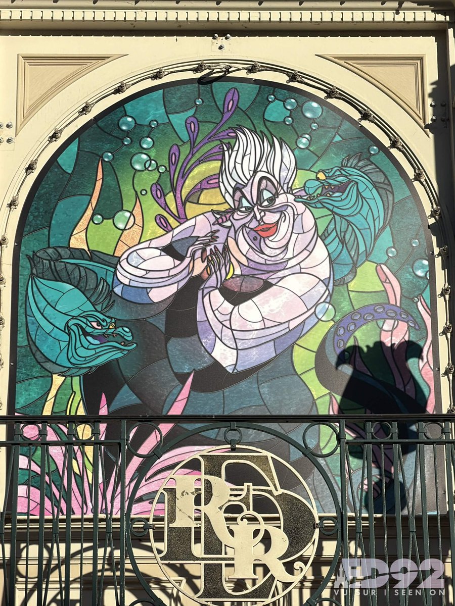 ED92Magic's tweet photo. The new faux stained glass villains on the Main Street Station are gorgeous 😍🎃 https://t.co/cmttIZEKav
