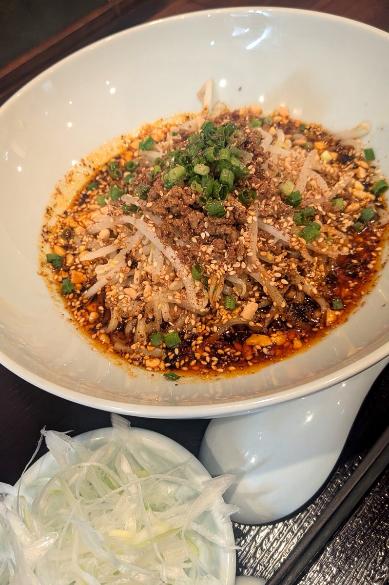 kami_kami_'s tweet photo. 和をとれず中へ。高田馬場の11区担々麺の汁無し。かなり本格的な辛さと痺れ感。夜は麺のほかに飲み屋使いもできるぽい。 https://t.co/SE1OBtRjmF