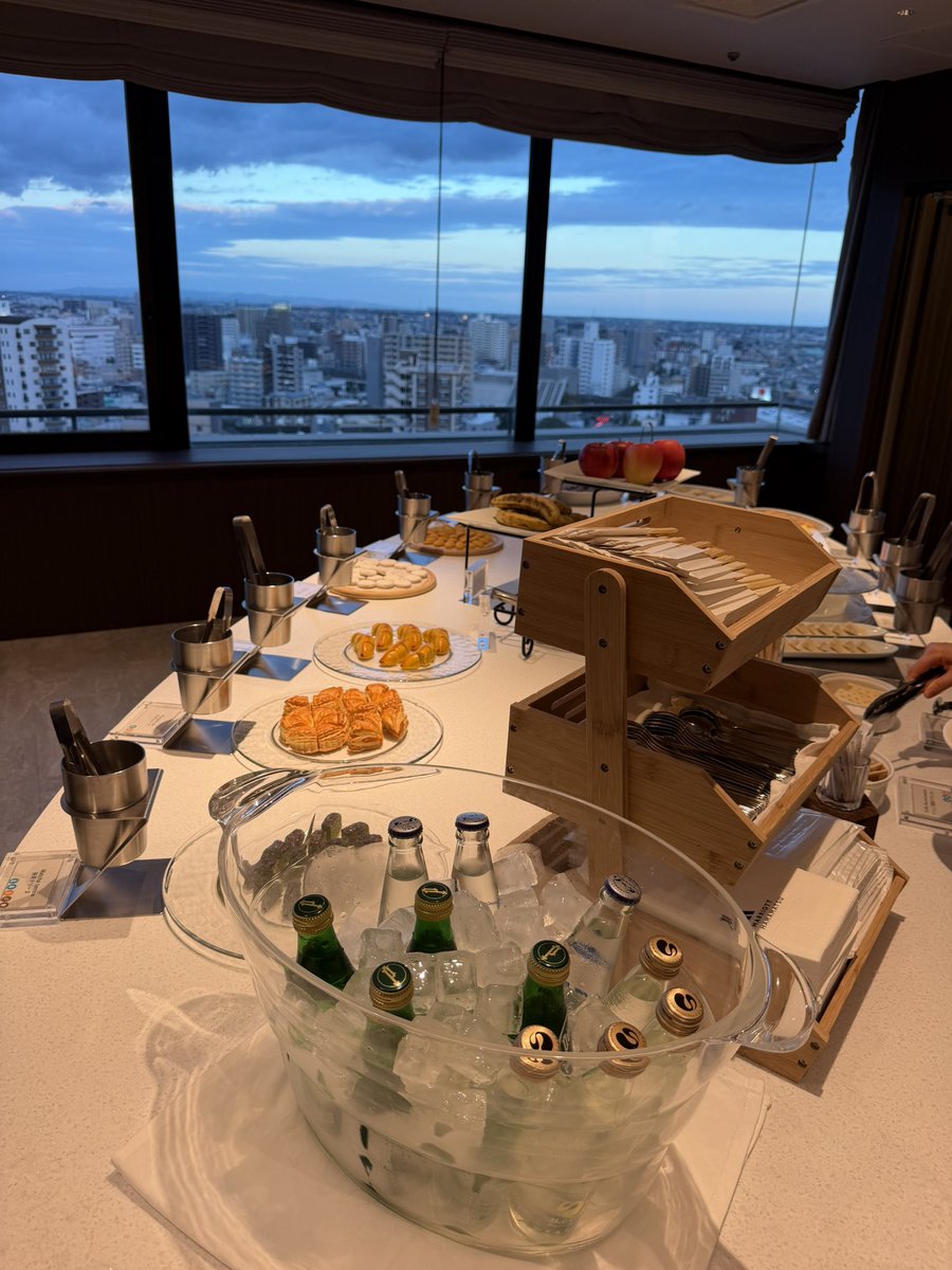 gravity808's tweet photo. クラブラウンジではお約束の地ビールを、1本小売価格 610円の太っ腹!
#浜松マリオットホテル #Mクラブ #沼津ラガー #NumazuLager https://t.co/iUQQKI57ZD