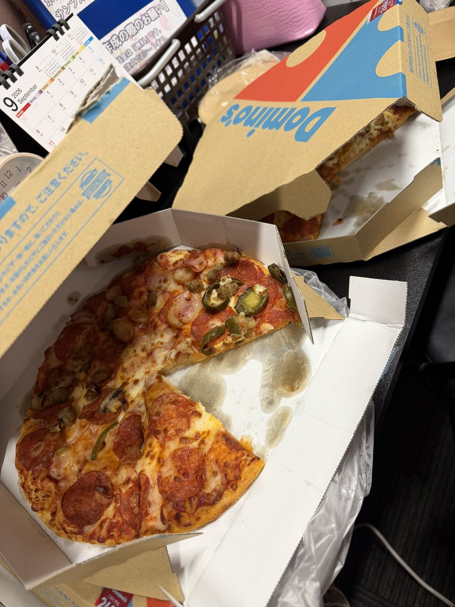 Elu01Elu's tweet photo. みんな召し上がれ〜🍕🍴 https://t.co/dNpGyQRuxK
