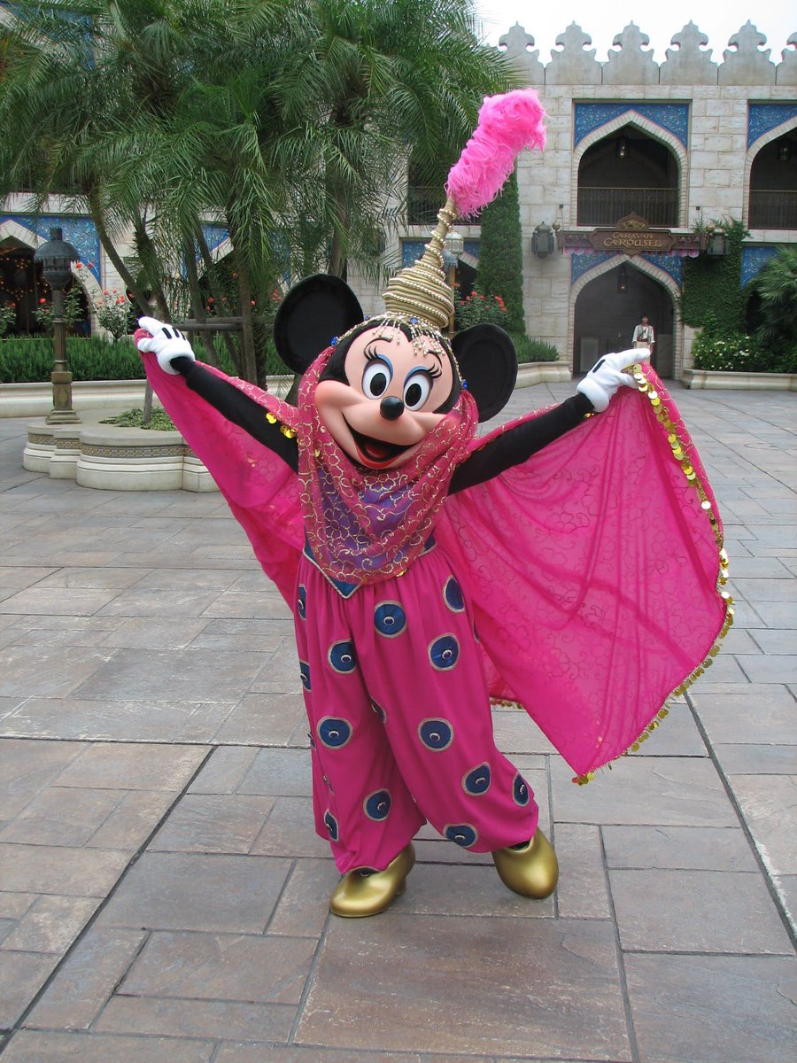 maumaumause's tweet photo. 過去のディズニーパーク画像を整理しているワイ。
やっぱり昔のシーは本当に人が居なかったんだな…と思わざるを得ないグリ写真が出てきた。
まあ朝だったしなぁ、とは言えミキミニと俺とキャストさんしか居ないアラビアンコーストとかどーなってたんやろ。
#TDR_history #東京ディズニーリゾート https://t.co/iRnP5aJno9