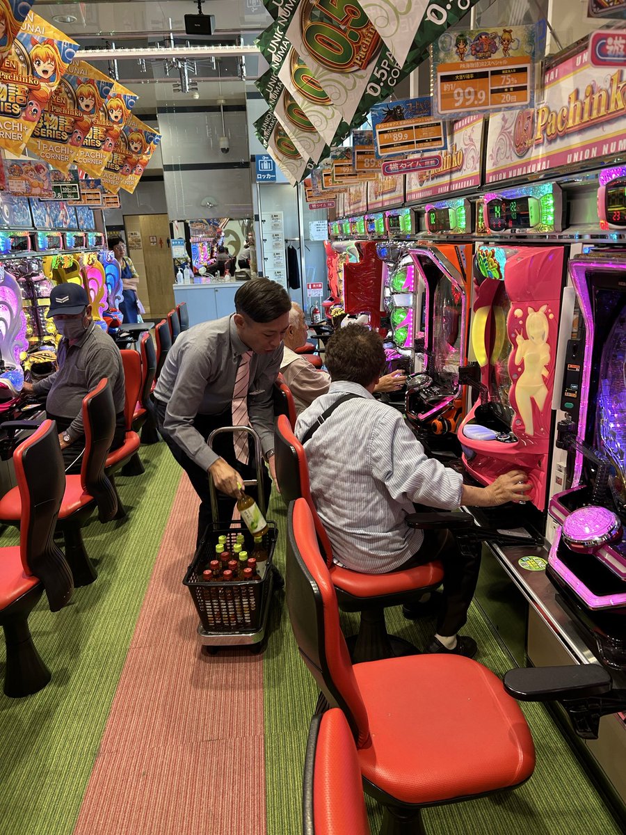 unionnumakunai's tweet photo. 【店長の雑談会】
店長になったので偉そうにしてみようと思いました。
3秒で無理でした。😂

今日も気軽に話しかけてください。
店長、意外と普通の人です。笑

#雑談 #店長 #パチンコ https://t.co/edYQ0cxAGu