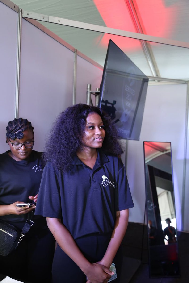 NomiePKay's tweet photo. This is what skills in action look like! The Make-Up Artist Competition winner is putting artistry and technique on display at the Services SETA Exhibition.
    #ServicesSETA #BlackRunway https://t.co/ePHF6Tv2UX