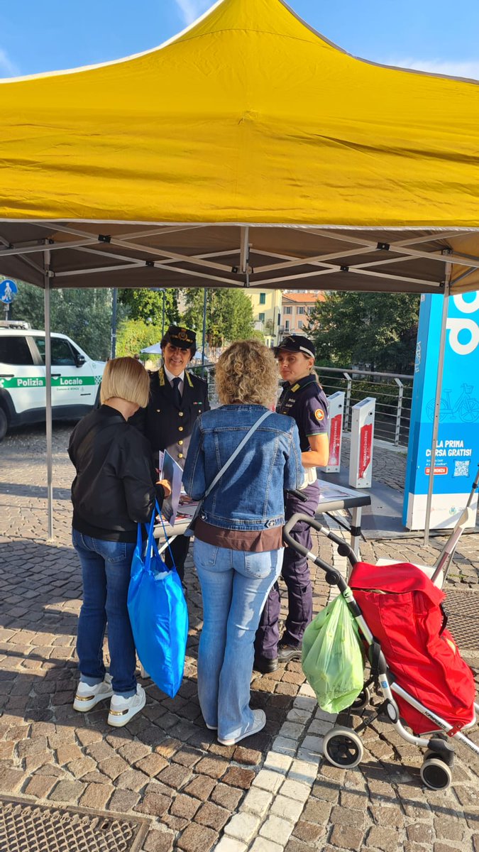 ComuneMonza's tweet photo. #Monzanews #anziani #infoutili #truffe
👴👵👮 Gli agenti di #PoliziaLocale erano presenti anche sabato scorso, #19settembre, nelle vicinanze del mercato di piazza Cambiaghi per proseguire con la campagna informativa “Fermi. E’ Una Truffa!” promossa dal #comunedimonza e dalla #PoliziadiStato per prevenire le #truffe ai danni delle persone più vulnerabili, soprattutto anziani.
🎯La campagna, che ha preso il via nel mese di luglio, prevede infatti che gli agenti della #PoliziaLocale siano a disposizione dei cittadini anche durante i mercati settimanali per consigli utili e per illustrare meglio le tecniche efficaci a riconoscere le truffe.
📢E’ bene ricordare questi importanti messaggi:
❌diffidare di sedicenti tecnici che chiedono denaro o preziosi per entrare nelle abitazioni,
❌non fornire codici bancari o dati personali telefonicamente o tramite e-mail,
✅ verificare sempre l’identità degli interlocutori
✅ contattare immediatamente il Numero Unico di Emergenza 112 in caso di dubbi o richieste sospette.
🎯💶Le varie iniziative della campagna sono finanziate dal Fondo Unico Giustizia del Ministero dell’Interno e promosse dalla Prefettura di Monza e della Brianza.
ℹ Per ulteriori dettagli:👉 https://t.co/dL00GfQpDs
@ProvinciaMB @poliziadistato @AtsBrianza @LNotizie
@Viminale
#polizialocale #polizialocalemonza #prefetturadimonza