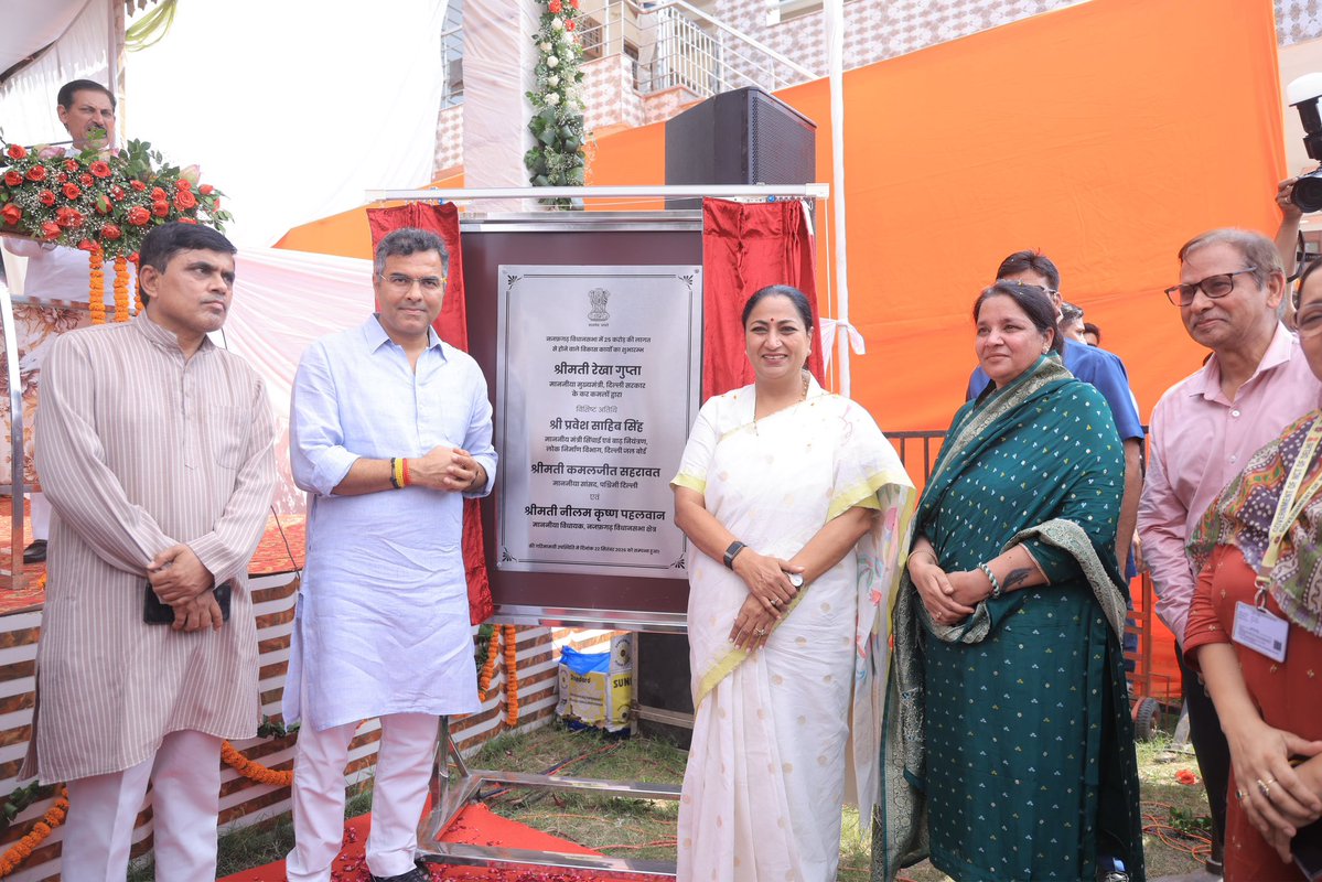 p_sahibsingh's tweet photo. सेवा संकल्प अभियान के तहत आज नजफगढ़ विधानसभा क्षेत्र में माननीय मुख्यमंत्री श्रीमती @gupta_rekha जी की उपस्थिति में ₹25 करोड़ की लागत से 7 विकास कार्यों का शुभारंभ किया। इसके साथ ही 7 अनधिकृत कॉलोनियों में ₹33 करोड़ के 10 अन्य विकास कार्य पहले से ही प्रगति पर हैं।

दिल्ली में हमारी सरकार बनने के बाद से नजफगढ़ विधानसभा क्षेत्र में कुल ₹843 करोड़ के विकास कार्य पूरे हो चुके हैं या विभिन्न चरणों में प्रगति पर हैं। क्षेत्र की बुनियादी सुविधाओं को बेहतर बनाने और नजफगढ़ के लोगों के दैनिक जीवन को आसान बनाने की दिशा में महत्वपूर्ण कदम हैं।

इस अवसर पर दिल्ली भाजपा उपाध्यक्ष श्री @vijaysolankibjp जी, विधायक श्रीमती @NeelamS_BJP जी, जिला अध्यक्ष श्री मुकेश मिश्रा जी एवं अन्य गणमान्यजन उपस्थित रहे।

#SevaSankalpAbhiyan