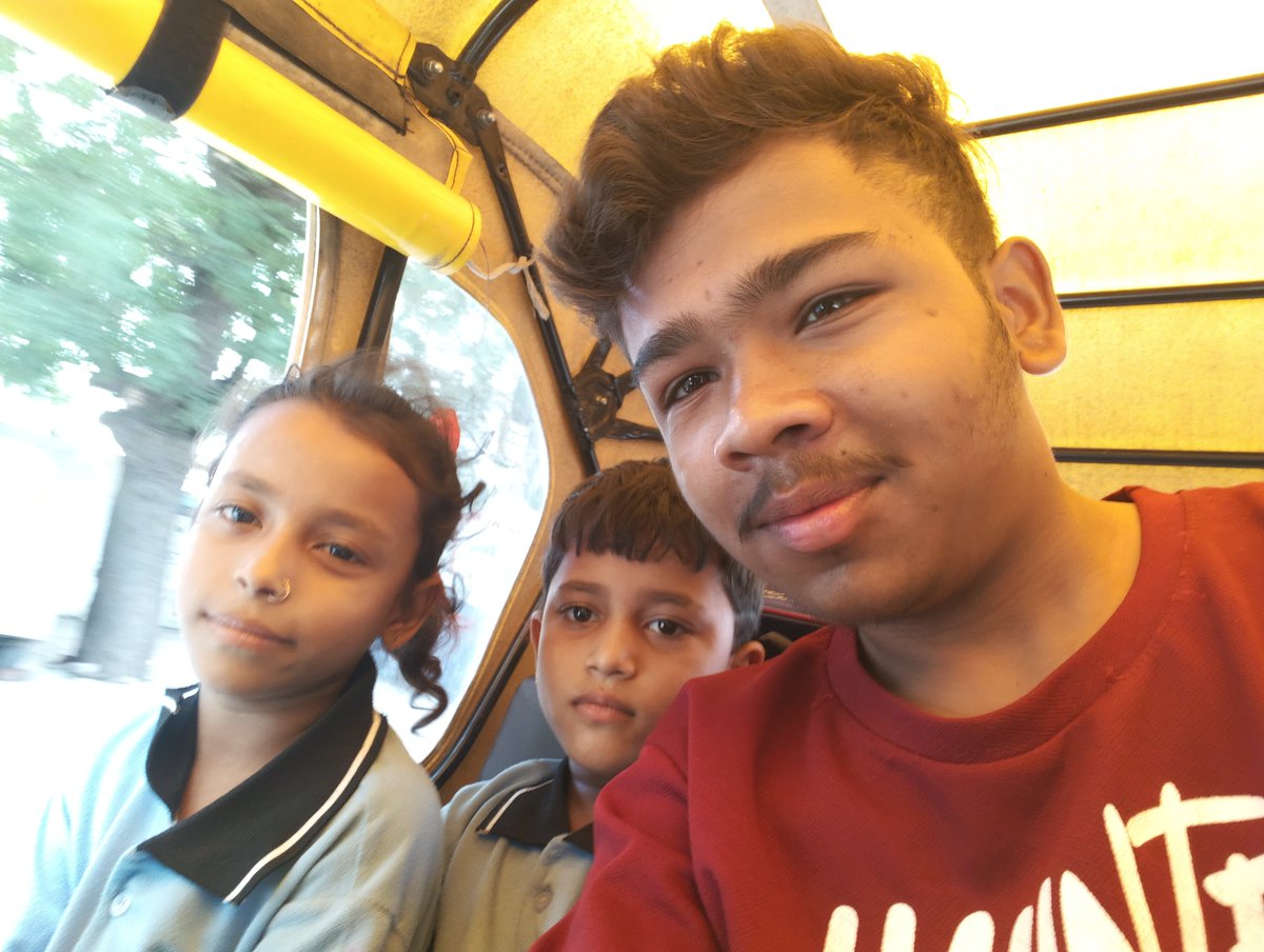 Yashvant888's tweet photo. Hmm ... Aa judvaa mara kalejaa chee ek nu naam Yashvi chee ane ek nu naam Yash chee ane maru naam yashvant 😂 3 ek rashi vala bhega thy gyaa https://t.co/Ep718VkeIZ